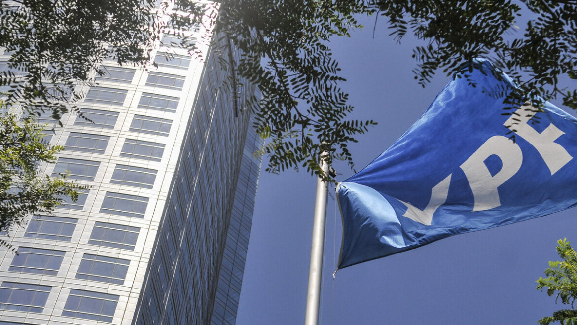 YPF registró ganancias netas por 657 millones de dólares, pero sus ventas caen por la crisis