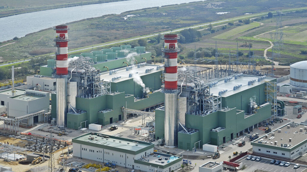 Adjudicaron la construcción de centrales eléctricas a días del traspaso de mando